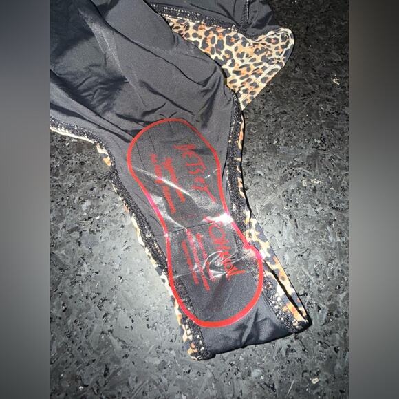 NEW BETSEY JOHNSON Leopard Print
LONG SLEEVE SCUBA ZIP UP 1 PIECE SWIMSUIT SZ L - Picture 7 of 9